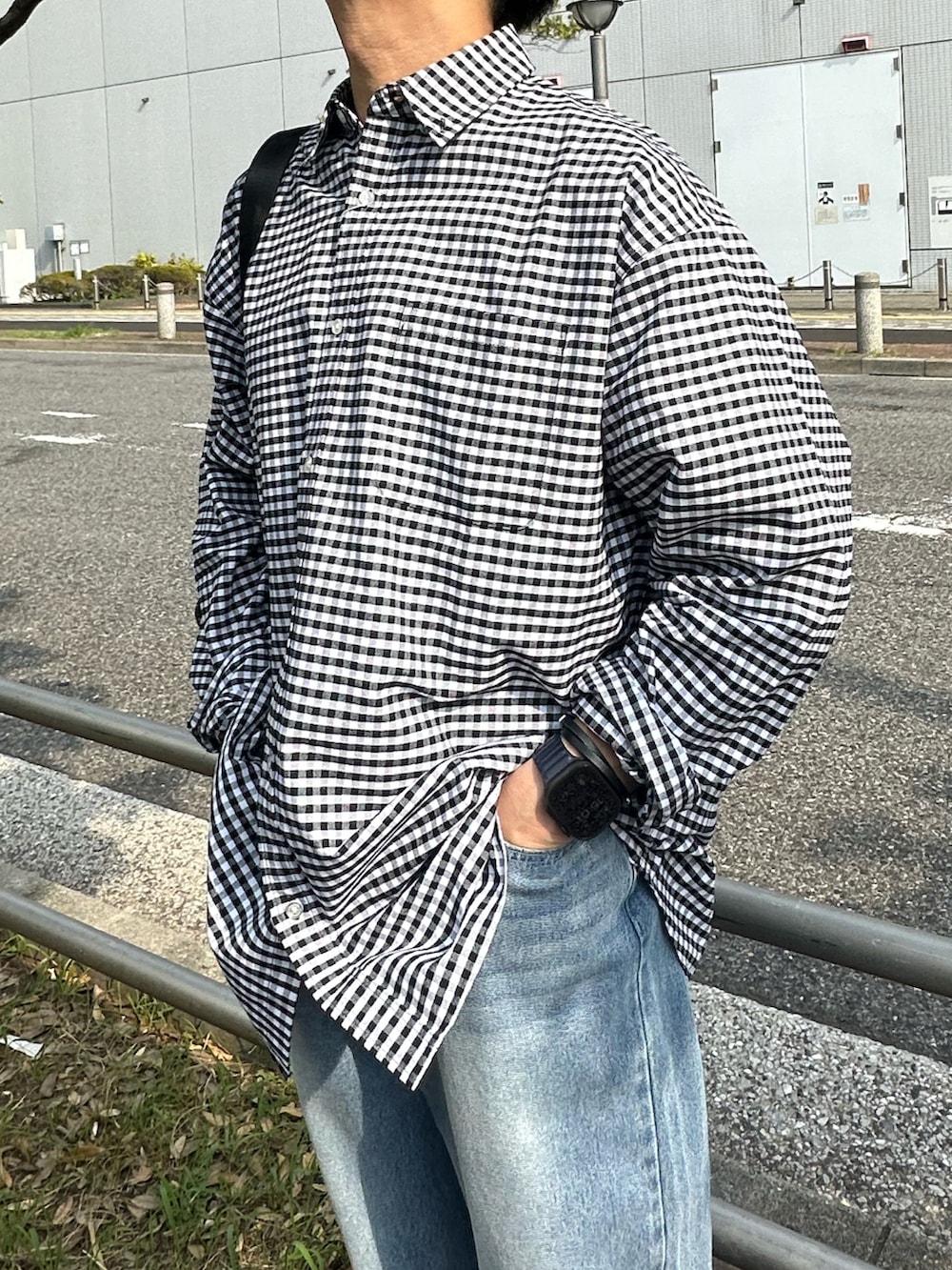 ブラック系のシャツ/ブラウス、ブルー系のデニムパンツ、ブラック系のトートバッグを着用したメンズの夏コーディネートの2枚目の写真