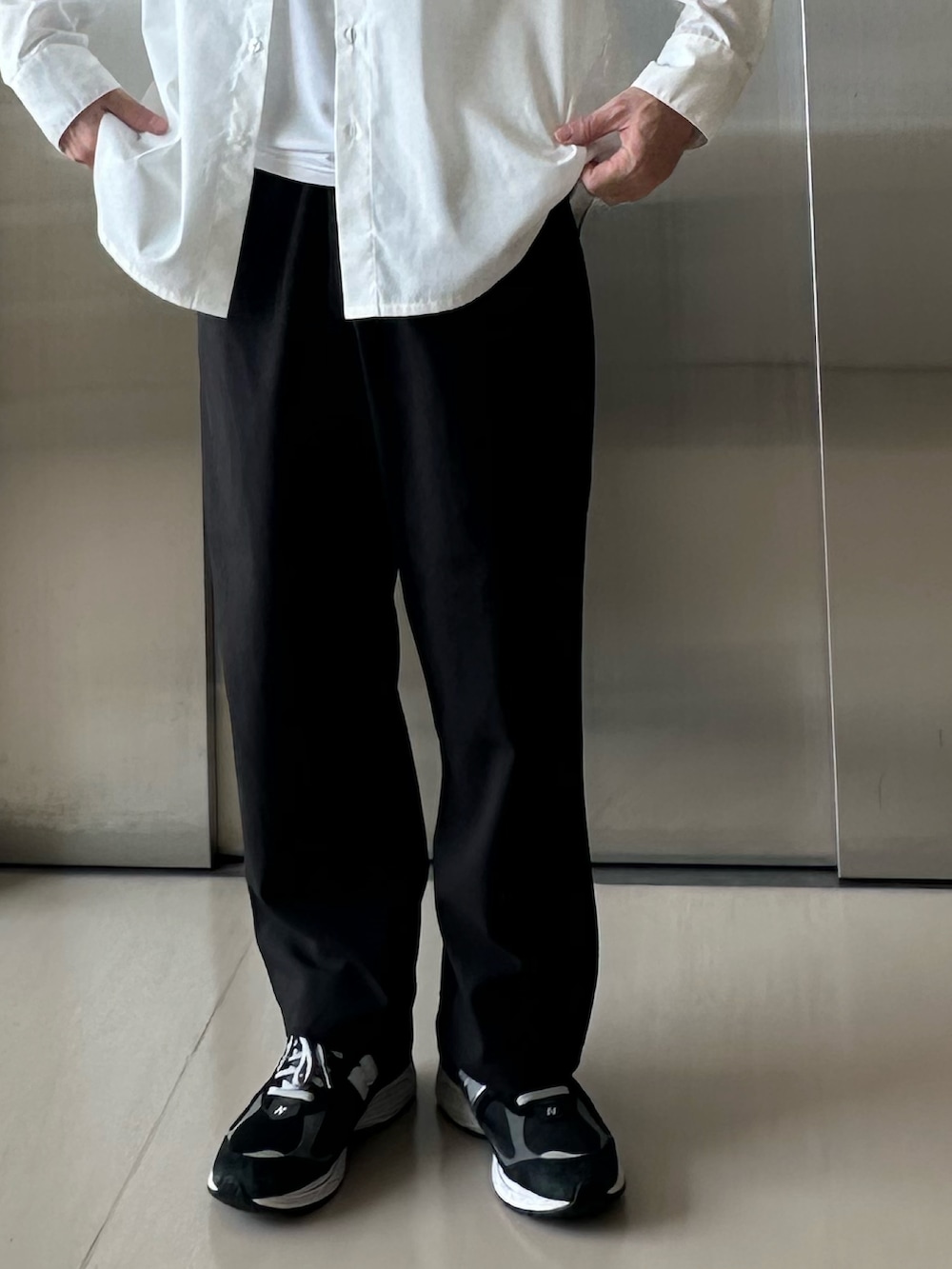 ブラック系のスニーカー、ホワイト系のシャツ/ブラウス、ブラック系のその他パンツを着用したメンズの夏コーディネートの3枚目の写真