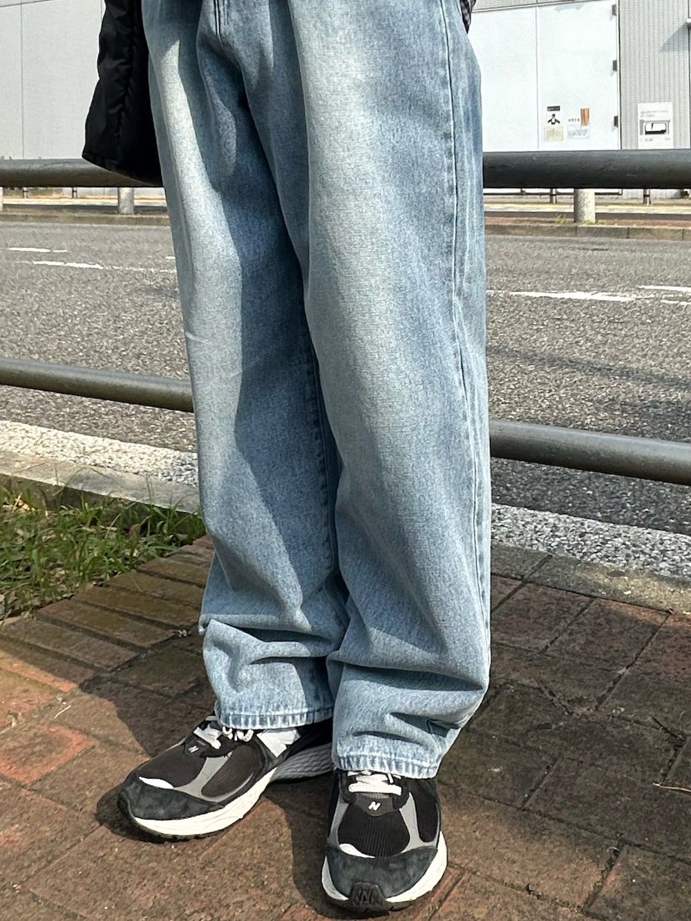 ブラック系のシャツ/ブラウス、ブルー系のデニムパンツ、ブラック系のトートバッグを着用したメンズの夏コーディネートの3枚目の写真