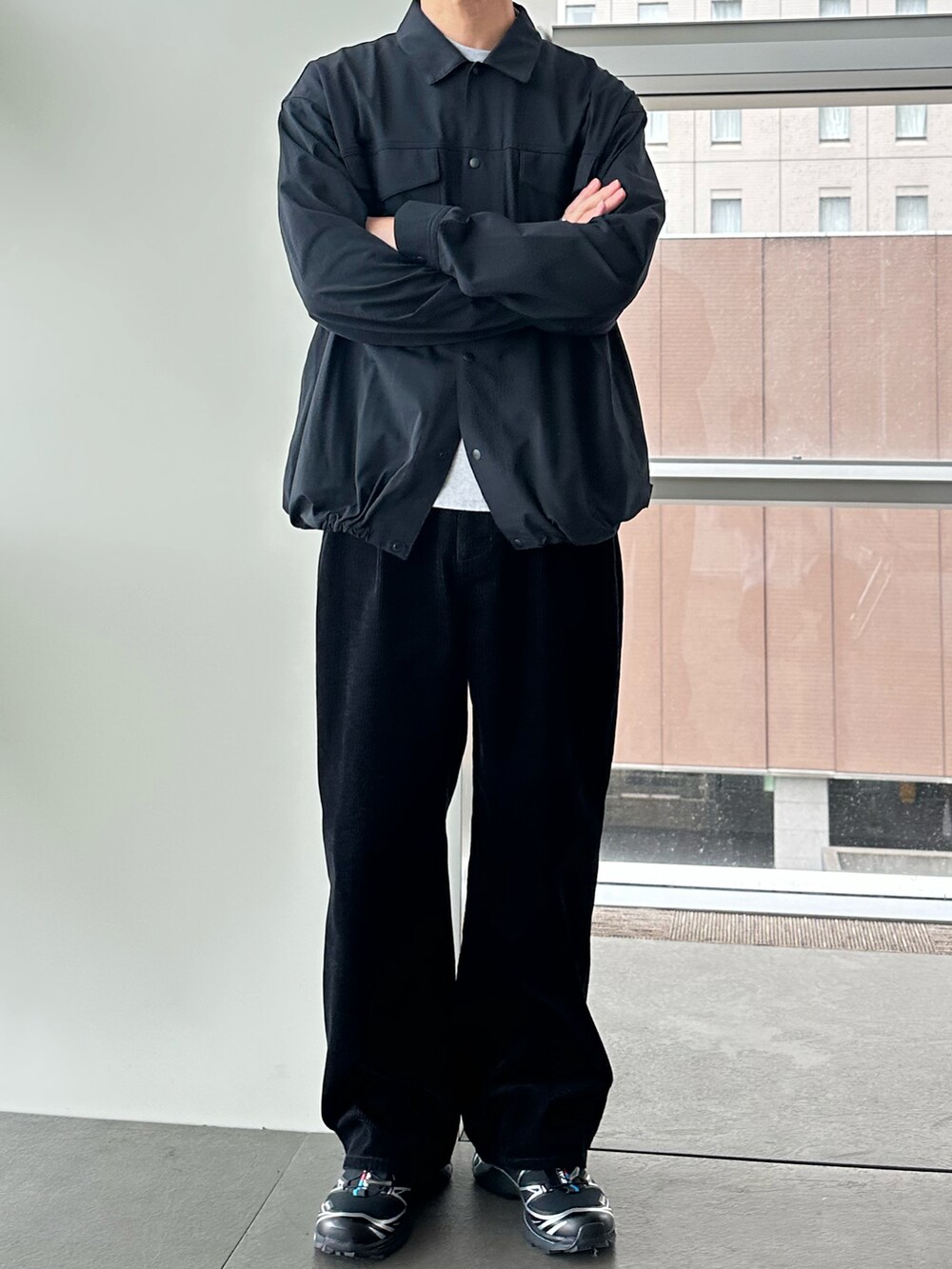 ブラック系のブルゾン、ブラック系のその他パンツ、ブラック系のスニーカーを着用したメンズの秋コーディネートの2枚目の写真