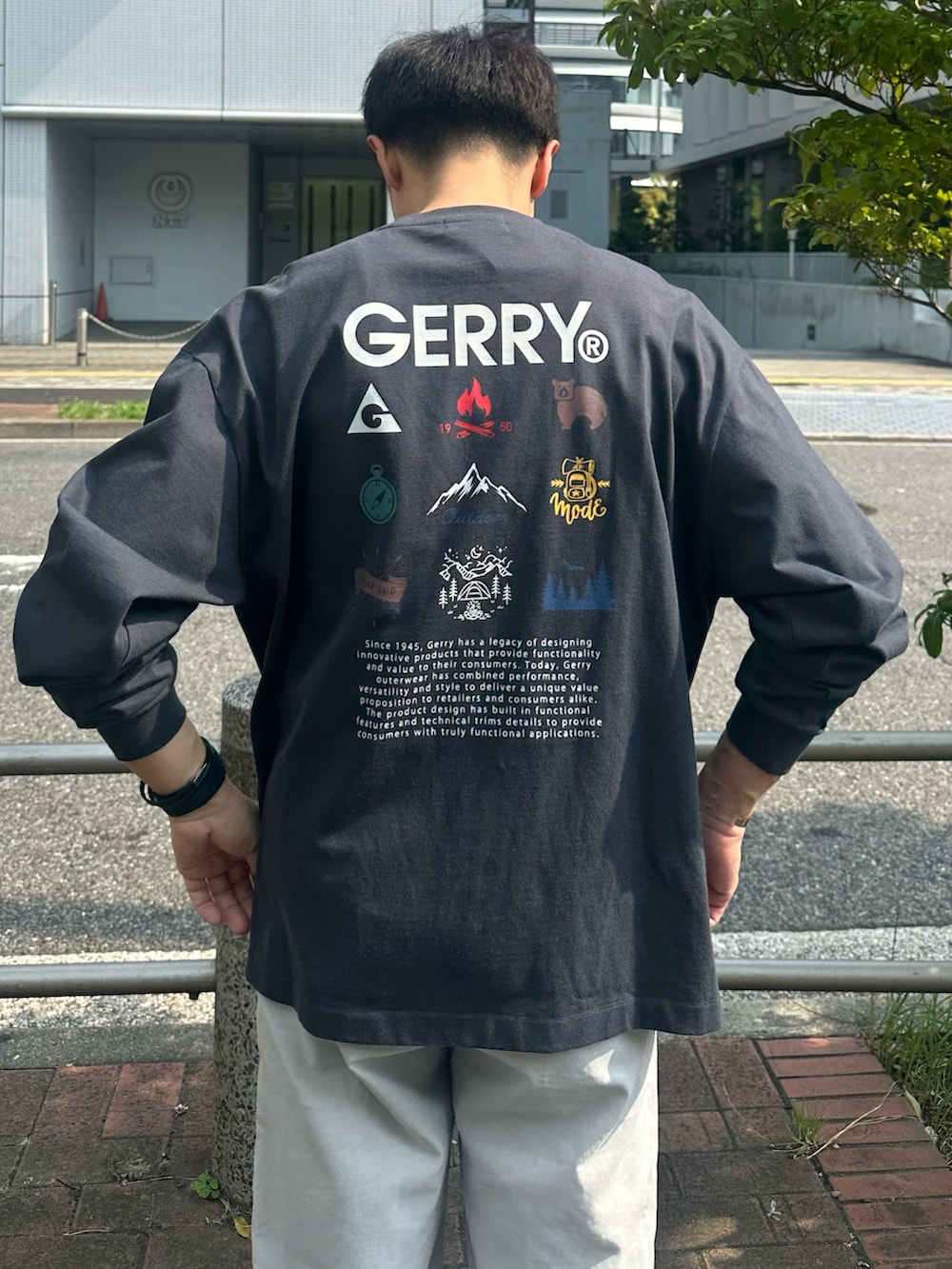 ブラック系のスニーカー、グレー系のその他パンツ、ブラック系のショルダーバッグを着用したメンズの夏コーディネートの3枚目の写真