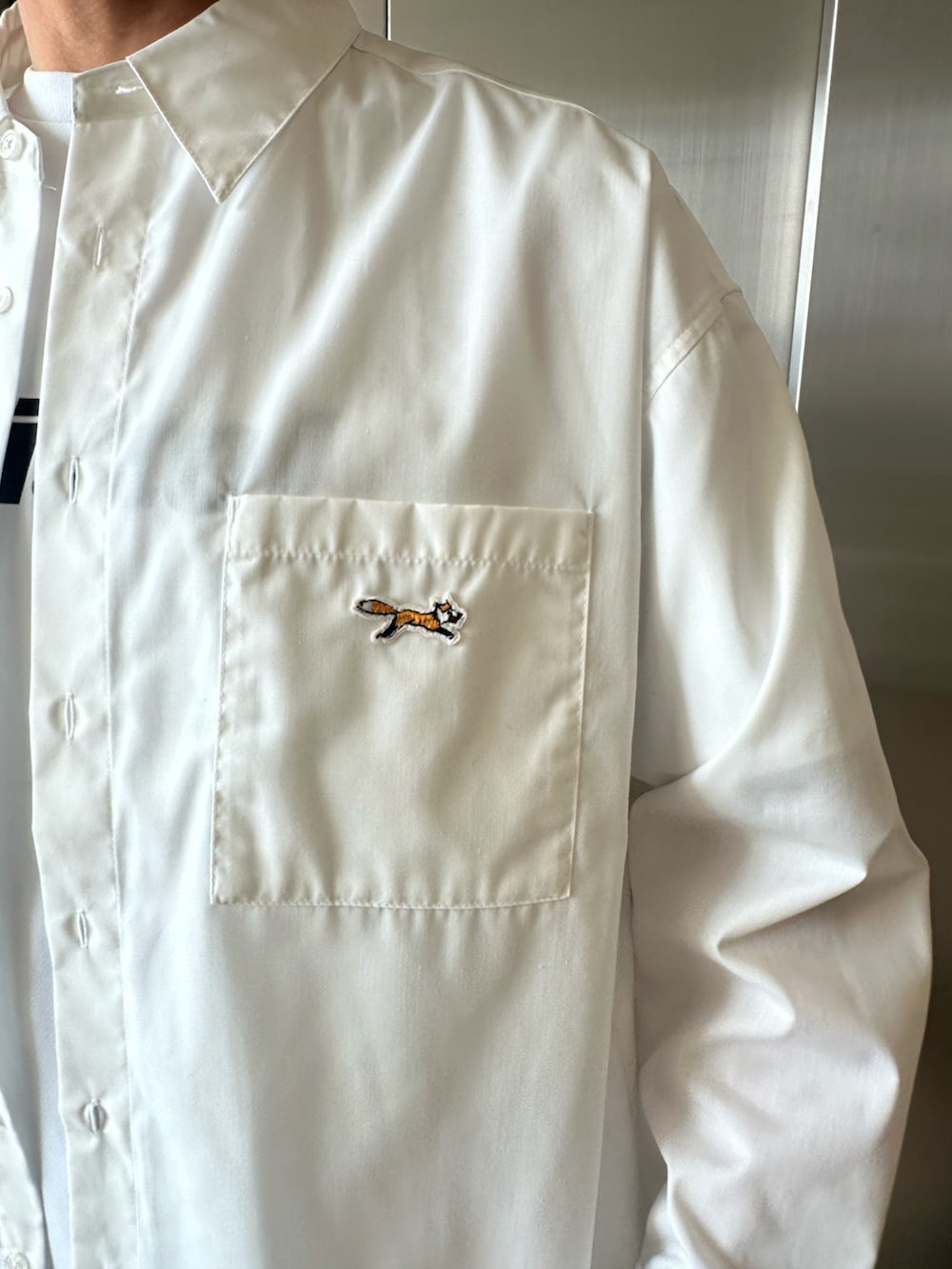 ブラック系のスニーカー、ホワイト系のシャツ/ブラウス、ブラック系のその他パンツを着用したメンズの夏コーディネートの2枚目の写真