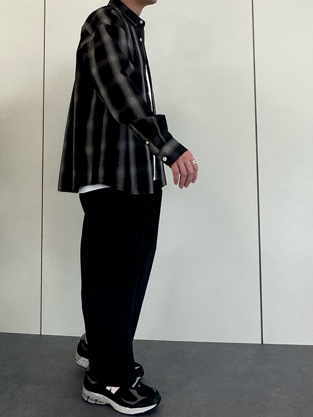 ブラック系のスニーカー、ブラック系のその他パンツ、ブラック系のシャツ/ブラウスを着用したメンズの夏コーディネートの2枚目の写真