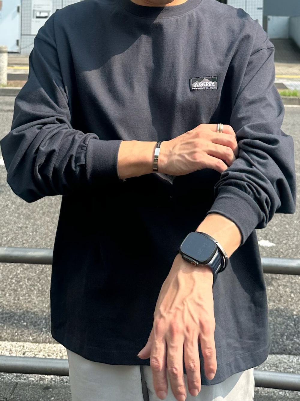 ブラック系のスニーカー、グレー系のその他パンツ、ブラック系のショルダーバッグを着用したメンズの夏コーディネートの4枚目の写真