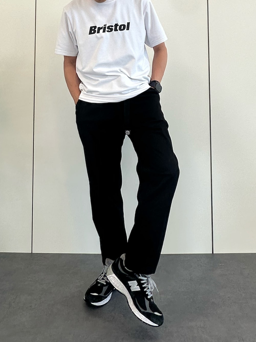 ブラック系のスニーカー、ブラック系のその他パンツ、シルバー系のブレスレットを着用したメンズの夏コーディネートの3枚目の写真