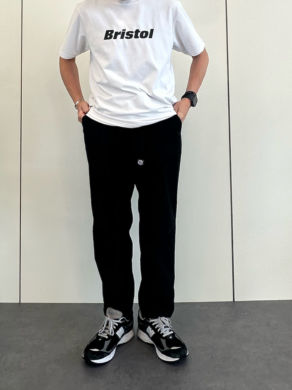 ブラック系のスニーカー、ブラック系のその他パンツ、シルバー系のブレスレットを着用したメンズの夏コーディネートの2枚目の写真