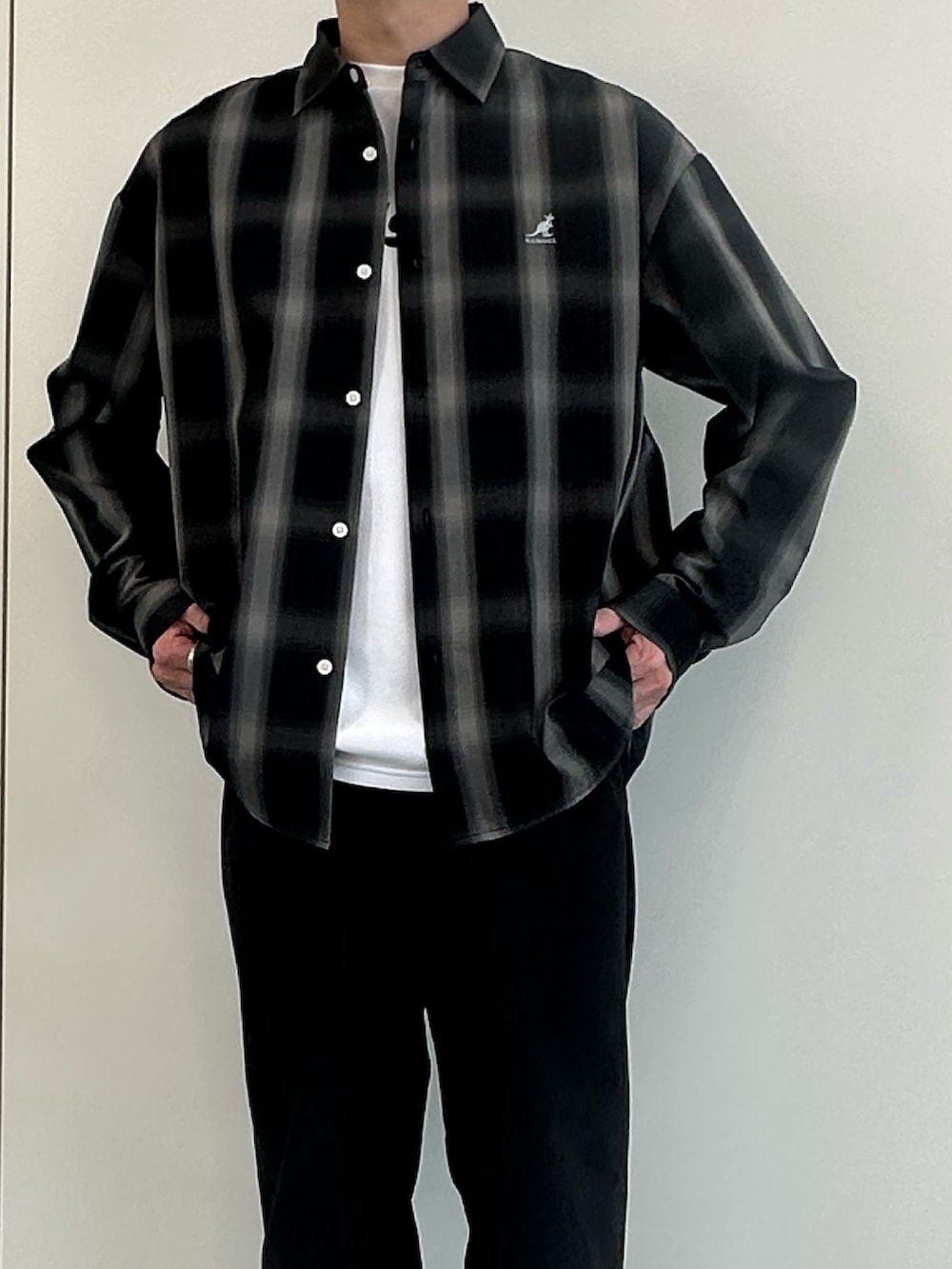 ブラック系のスニーカー、ブラック系のその他パンツ、ブラック系のシャツ/ブラウスを着用したメンズの夏コーディネートの3枚目の写真