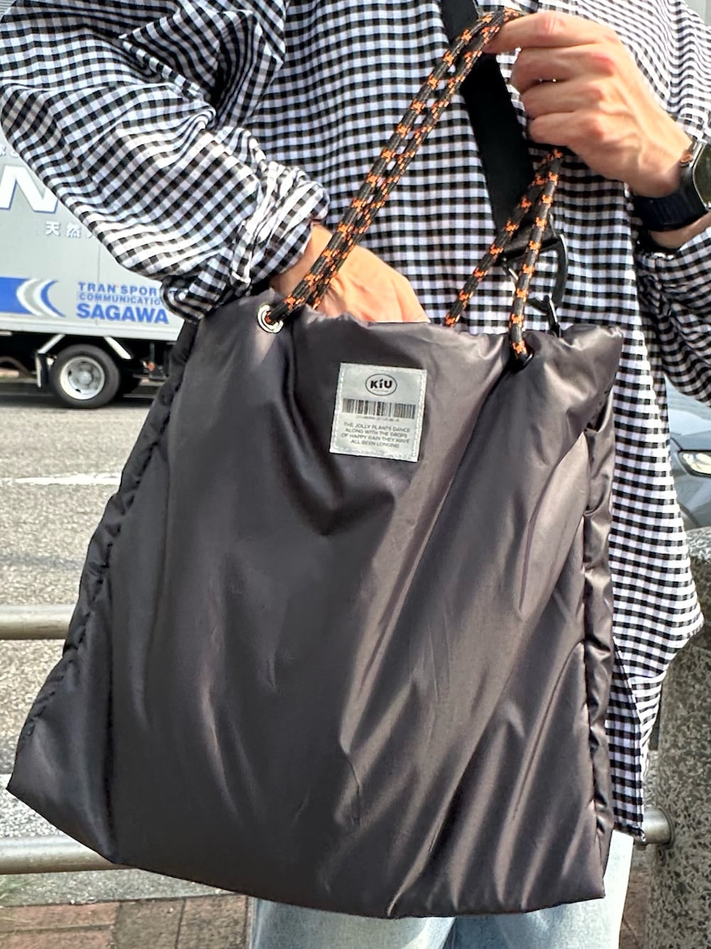 ブラック系のシャツ/ブラウス、ブルー系のデニムパンツ、ブラック系のトートバッグを着用したメンズの夏コーディネートの4枚目の写真