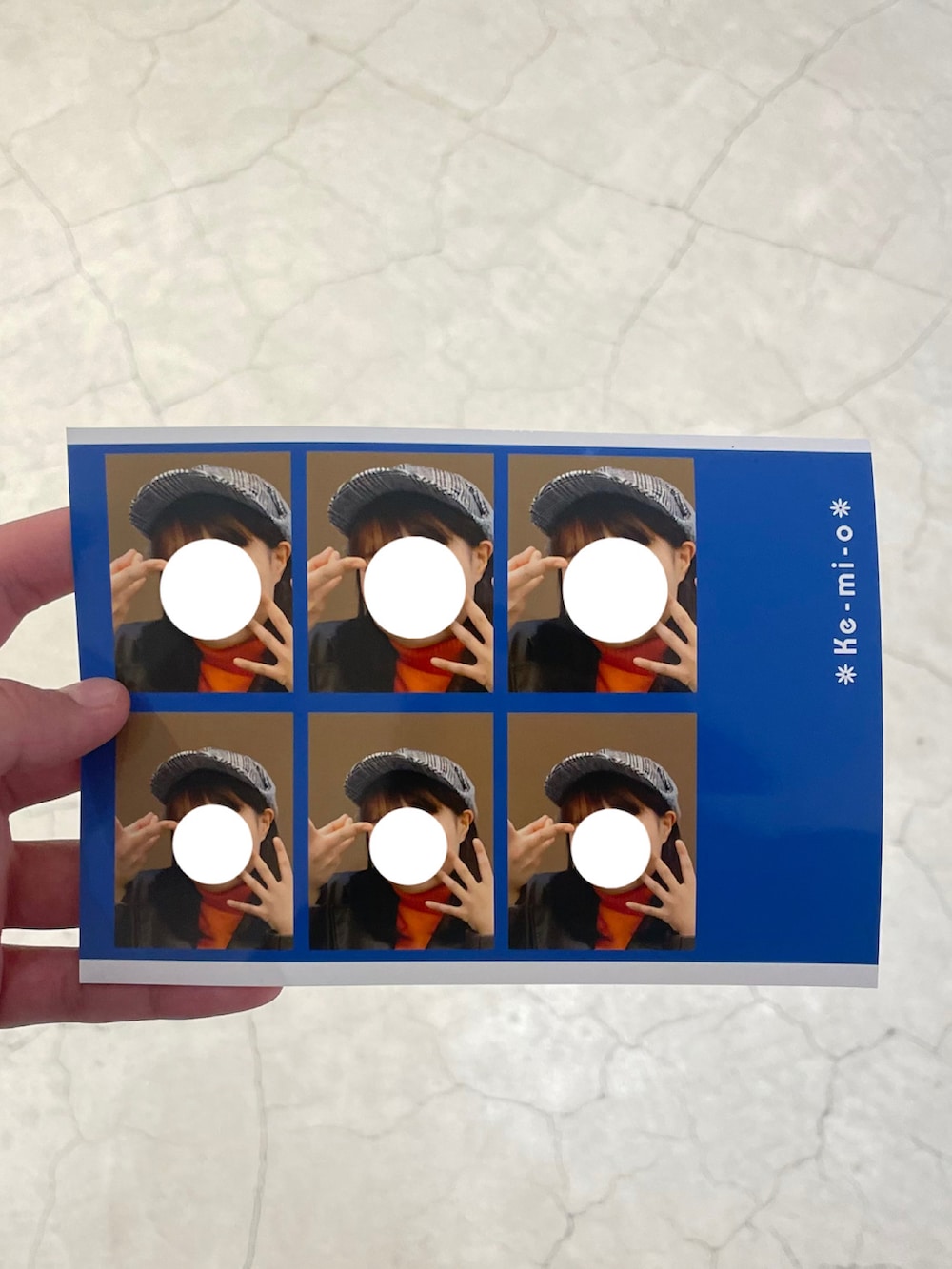 グレー系のデニムパンツ、ベージュ系のその他小物を着用したレディースの秋コーディネートの2枚目の写真