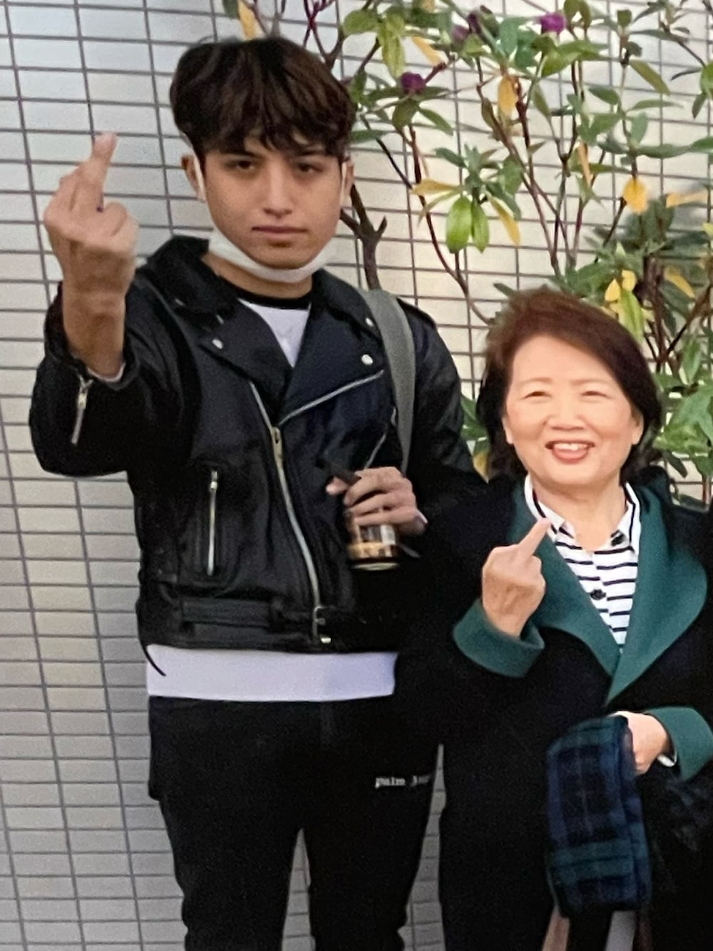 グレー系のデニムパンツ、ベージュ系のその他小物を着用したレディースの秋コーディネートの5枚目の写真