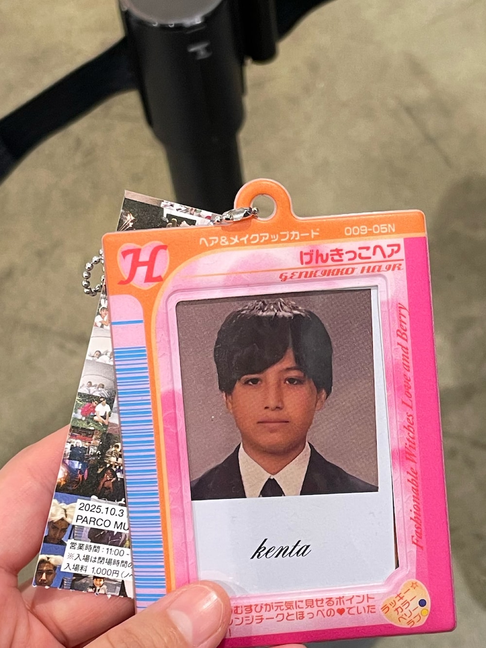 グレー系のデニムパンツ、ベージュ系のその他小物を着用したレディースの秋コーディネートの3枚目の写真