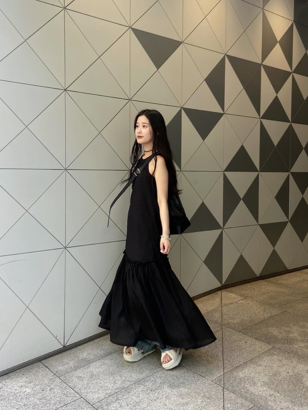 「レイヤードスタイル、夏コーデ、カジュアルコーデ、夏服、オトナカワイイ、オトナ女子、ブラック、お出かけコーデ、お洒落さんとつながりたい、デニムコーデ、韓国ファッション、キレイめコーデ、ワンピーススタイル、夏ワンピース、ブルベ」｜「Lui'sの【cierio/シエリオ】ホルターネックシアーワンピース（ワンピース、ブラック系）」を使った、minoriさん（レディース・157cm）の夏コーディネートの2枚目の写真