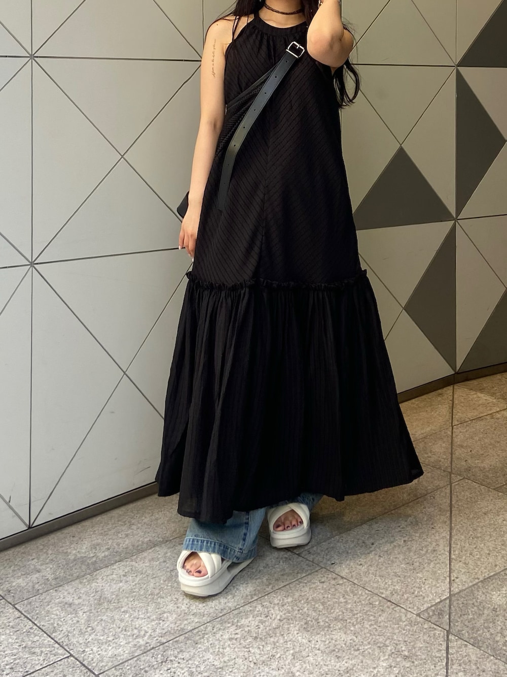 「レイヤードスタイル、夏コーデ、カジュアルコーデ、夏服、オトナカワイイ、オトナ女子、ブラック、お出かけコーデ、お洒落さんとつながりたい、デニムコーデ、韓国ファッション、キレイめコーデ、ワンピーススタイル、夏ワンピース、ブルベ」｜「Lui'sの【cierio/シエリオ】ホルターネックシアーワンピース（ワンピース、ブラック系）」を使った、minoriさん（レディース・157cm）の夏コーディネートの5枚目の写真