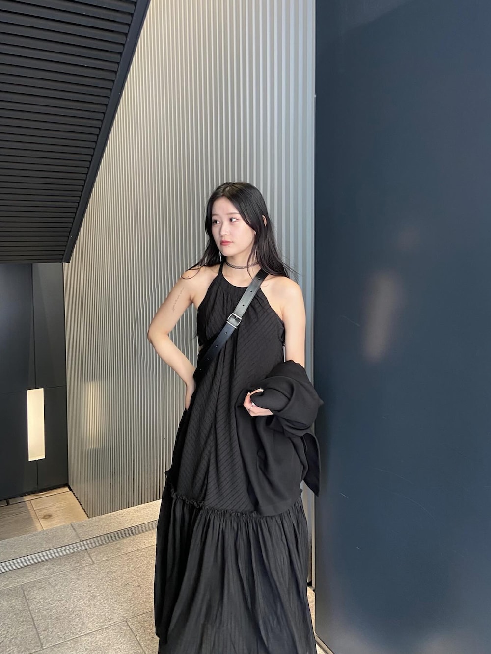 「レイヤードスタイル、夏コーデ、カジュアルコーデ、夏服、オトナカワイイ、オトナ女子、ブラック、お出かけコーデ、お洒落さんとつながりたい、デニムコーデ、韓国ファッション、キレイめコーデ、ワンピーススタイル、夏ワンピース、ブルベ」｜「Lui'sの【cierio/シエリオ】ホルターネックシアーワンピース（ワンピース、ブラック系）」を使った、minoriさん（レディース・157cm）の夏コーディネートの3枚目の写真