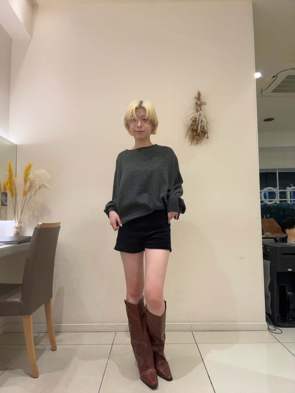 ブラック系のその他パンツ、ブラウン系のブーツを着用したレディースの冬コーディネートの2枚目の写真
