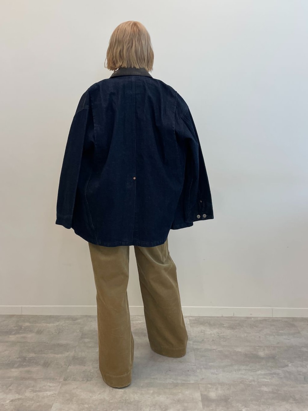 イエロー系のその他パンツ、ゴールド系のパンプス、ブルー系のカバーオールを着用したレディースの秋コーディネートの3枚目の写真