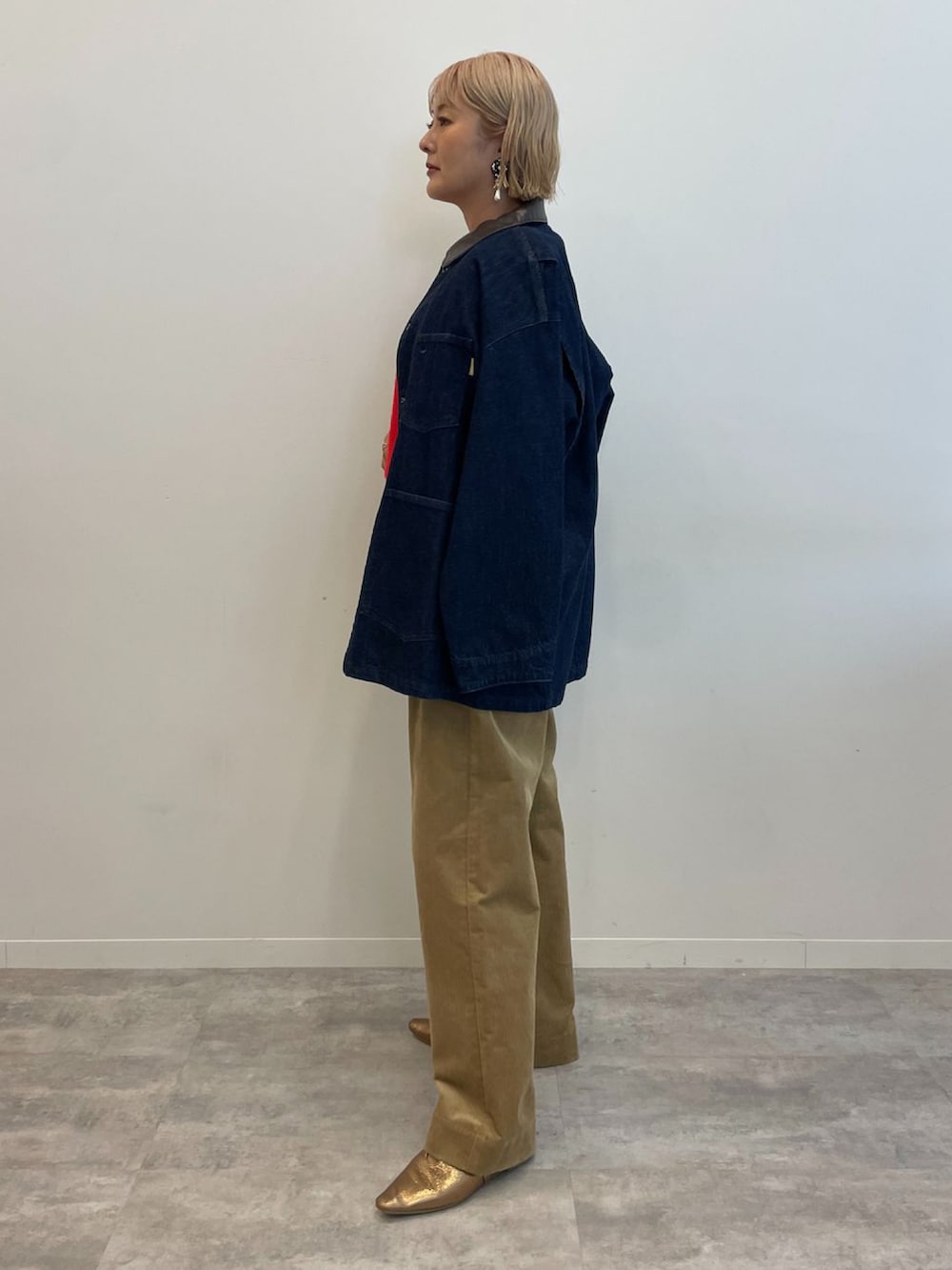 イエロー系のその他パンツ、ゴールド系のパンプス、ブルー系のカバーオールを着用したレディースの秋コーディネートの2枚目の写真