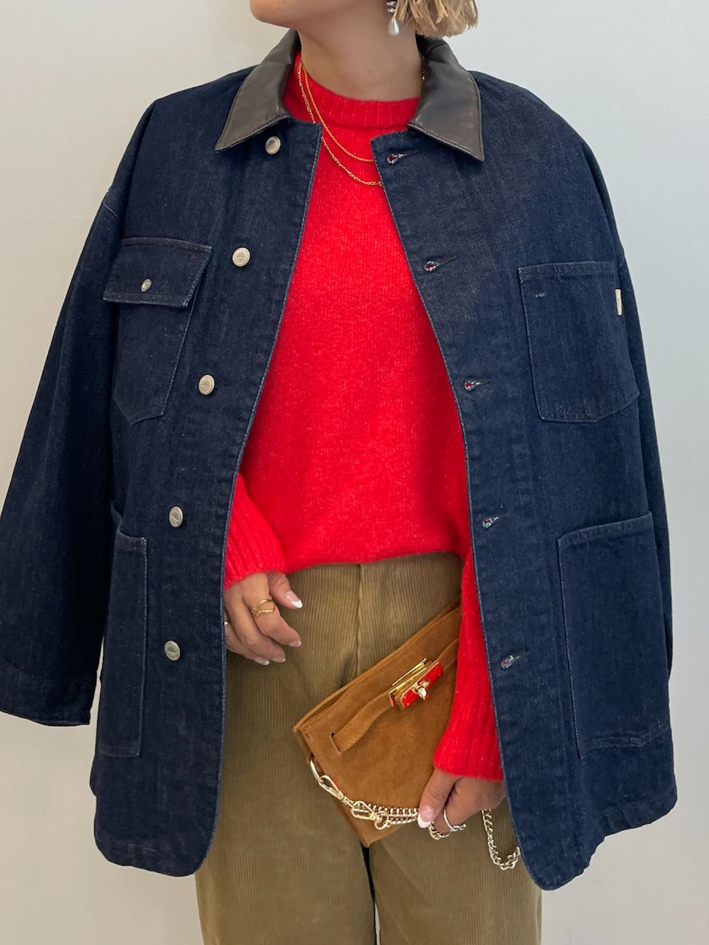 イエロー系のその他パンツ、ゴールド系のパンプス、ブルー系のカバーオールを着用したレディースの秋コーディネートの4枚目の写真