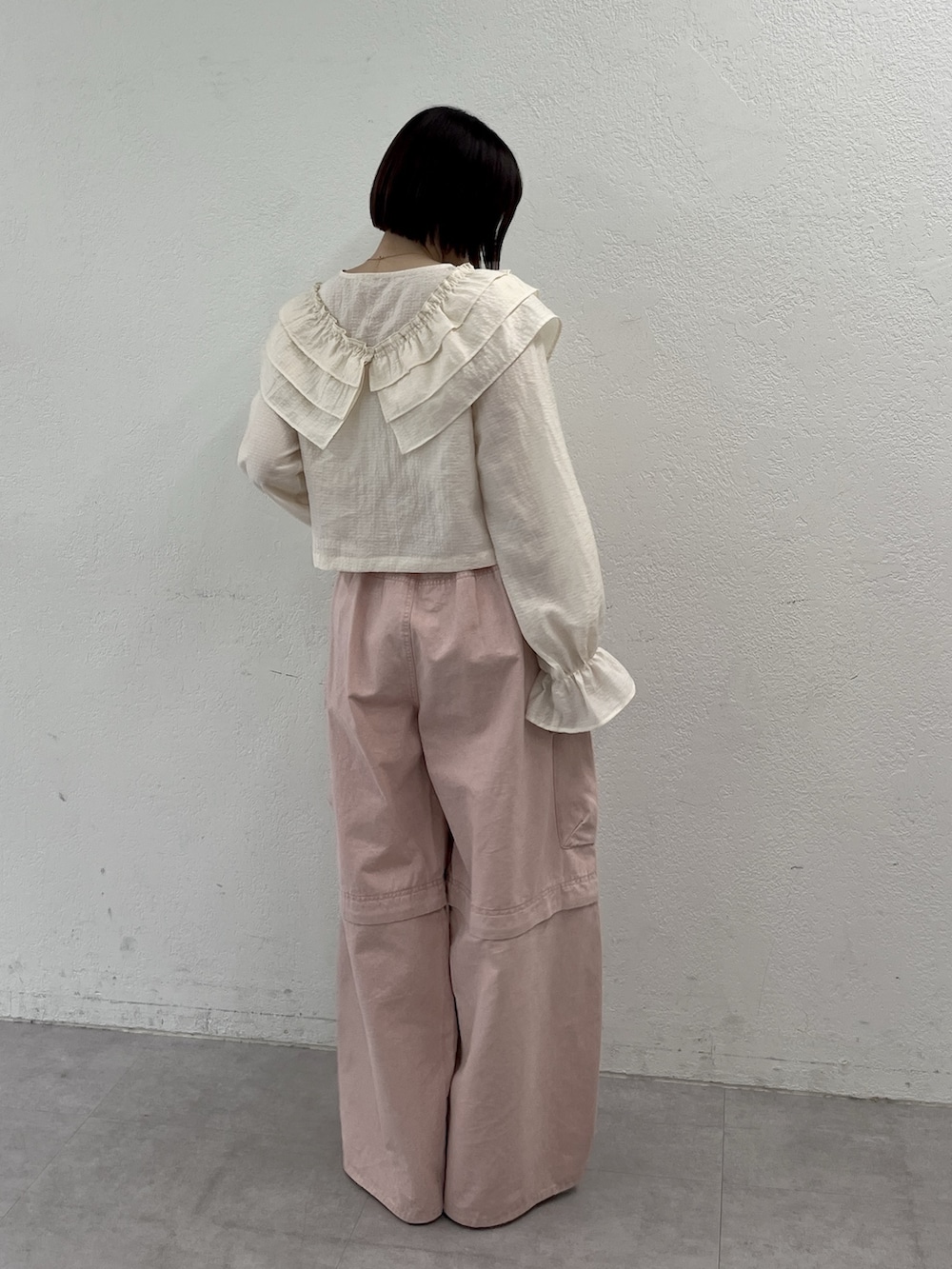 ホワイト系のシャツ/ブラウス、ピンク系のその他パンツ、シルバー系のその他シューズを着用したレディースの春コーディネートの3枚目の写真