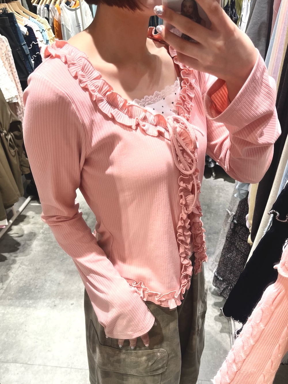 ピンク系のTシャツ/カットソー、グリーン系のその他パンツを着用したレディースの春コーディネートの2枚目の写真