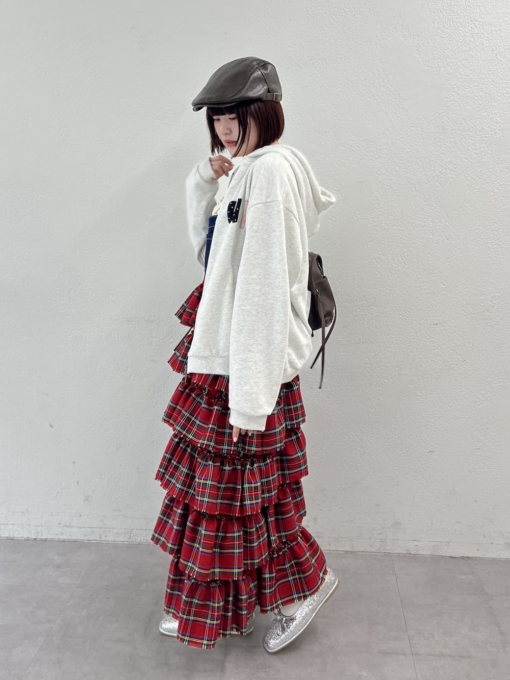 ホワイト系のパーカー、ホワイト系のTシャツ/カットソー、ホワイト系のジャンパースカートを着用したレディースの春コーディネートの3枚目の写真