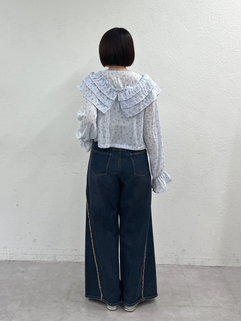 ブルー系のシャツ/ブラウス、ブルー系のデニムパンツ、シルバー系のその他シューズを着用したレディースの春コーディネートの4枚目の写真