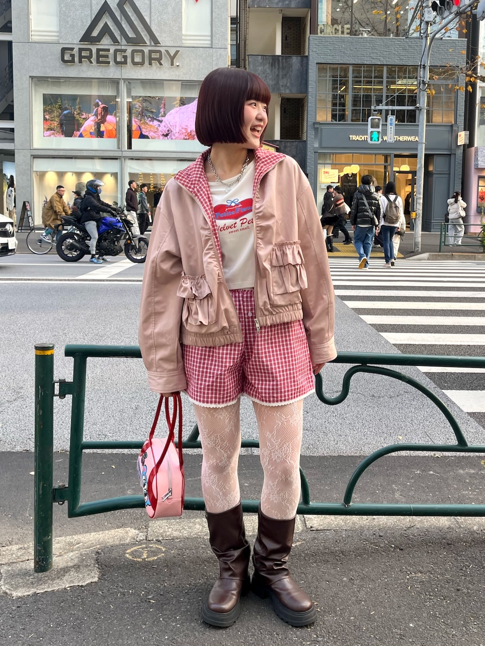 ピンク系のブルゾン、ホワイト系のTシャツ/カットソー、レッド系のその他パンツを着用したレディースの春コーディネートの3枚目の写真