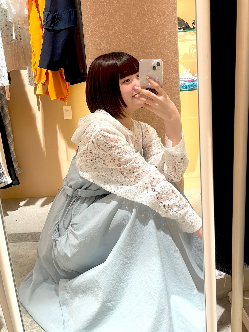 ブルー系のワンピース、ホワイト系のシャツ/ブラウスを着用したレディースの春コーディネートの2枚目の写真