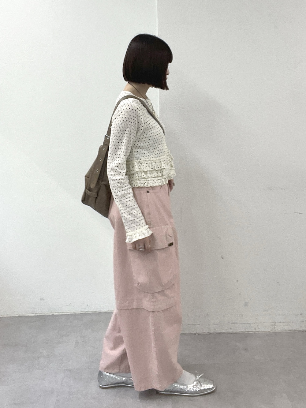 ホワイト系のTシャツ/カットソー、ピンク系のその他パンツ、シルバー系のその他シューズを着用したレディースの春コーディネートの3枚目の写真