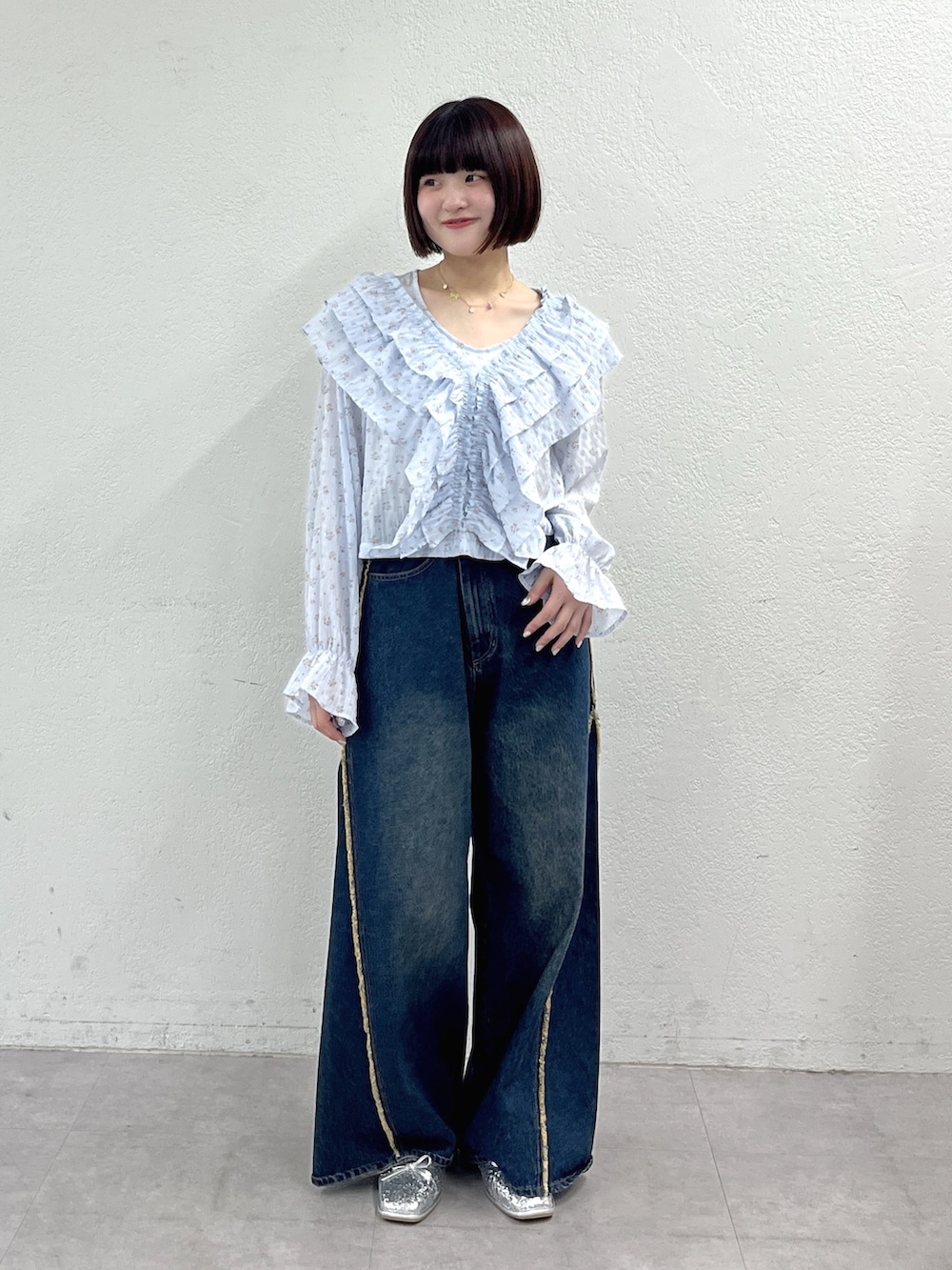 ブルー系のシャツ/ブラウス、ブルー系のデニムパンツ、シルバー系のその他シューズを着用したレディースの春コーディネートの2枚目の写真