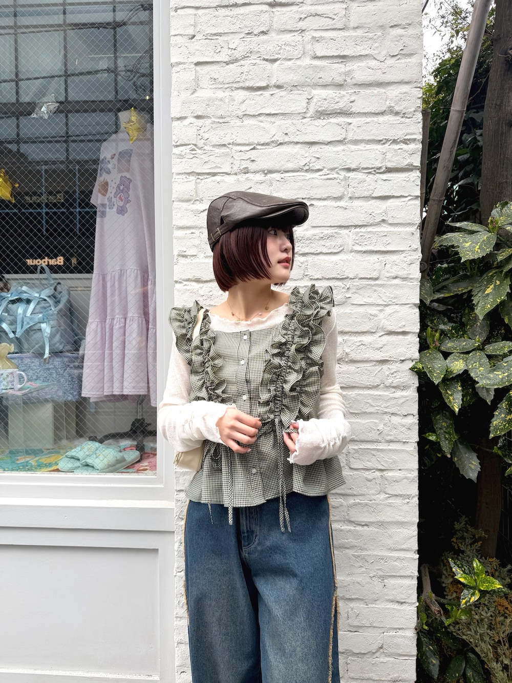 グリーン系のシャツ/ブラウス、ホワイト系のTシャツ/カットソー、ブルー系のデニムパンツを着用したレディースの春コーディネートの3枚目の写真