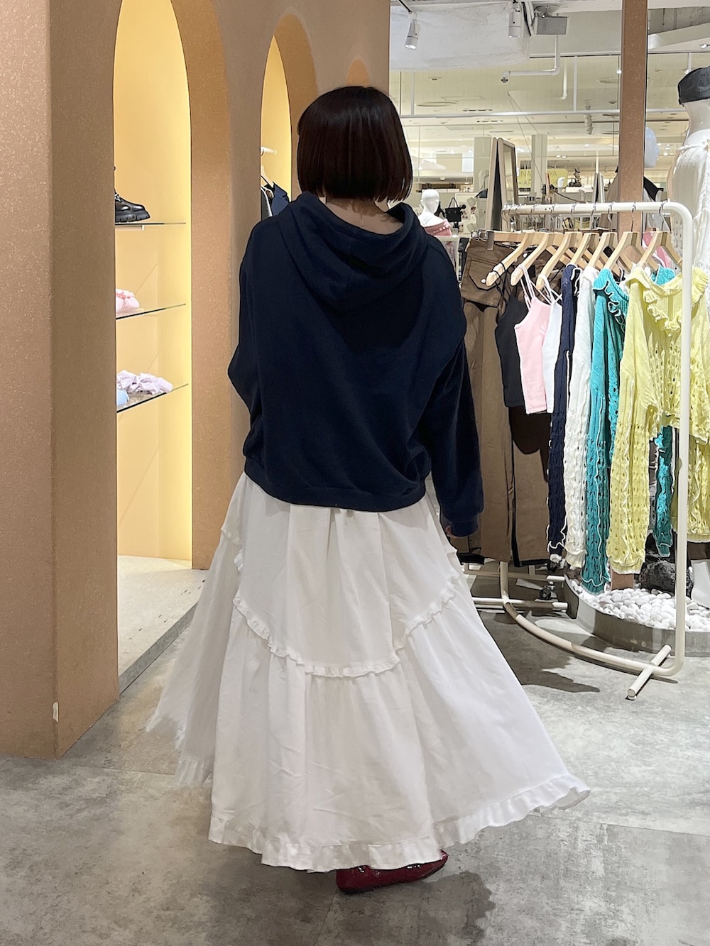 ブルー系のパーカー、ホワイト系のワンピースを着用したレディースの春コーディネートの2枚目の写真