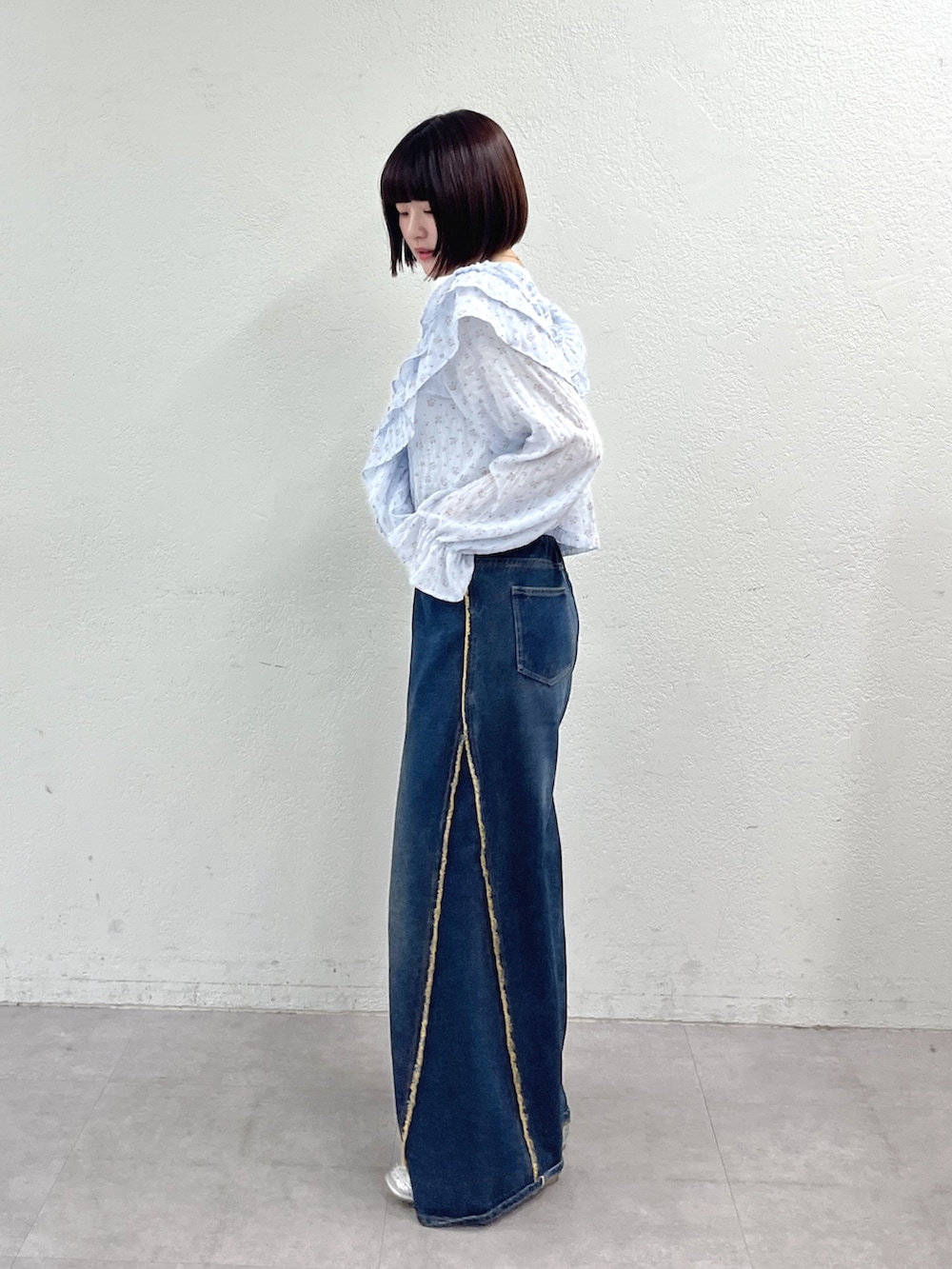 ブルー系のシャツ/ブラウス、ブルー系のデニムパンツ、シルバー系のその他シューズを着用したレディースの春コーディネートの3枚目の写真