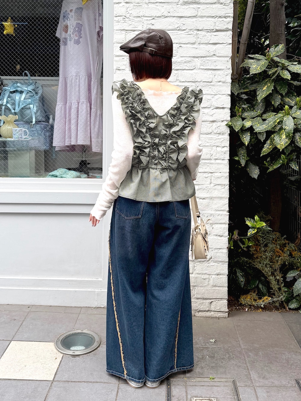 グリーン系のシャツ/ブラウス、ホワイト系のTシャツ/カットソー、ブルー系のデニムパンツを着用したレディースの春コーディネートの4枚目の写真