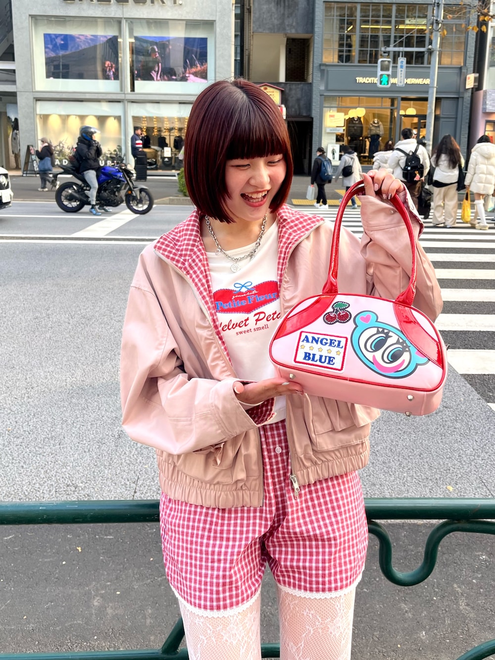 ピンク系のブルゾン、ホワイト系のTシャツ/カットソー、レッド系のその他パンツを着用したレディースの春コーディネートの2枚目の写真
