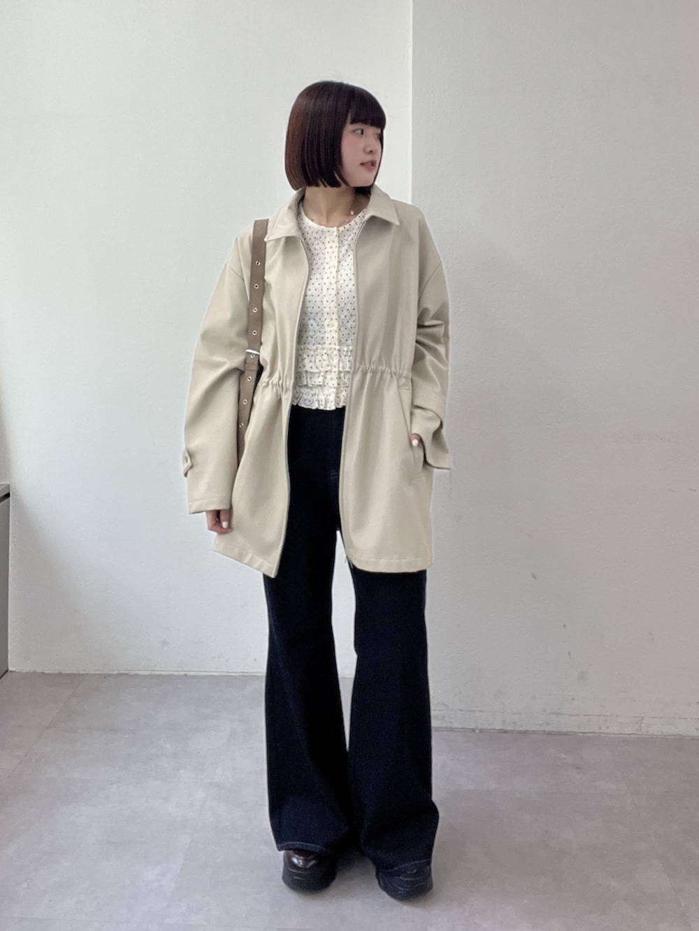 ベージュ系のその他アウター、ホワイト系のTシャツ/カットソー、ブルー系のデニムパンツを着用したレディースの春コーディネートの3枚目の写真