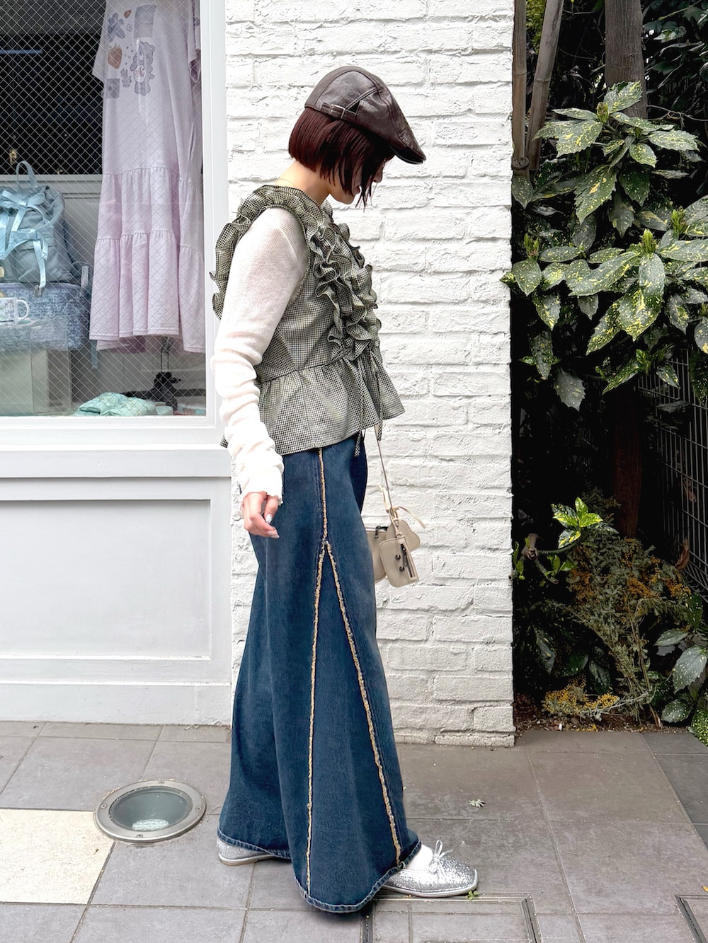 グリーン系のシャツ/ブラウス、ホワイト系のTシャツ/カットソー、ブルー系のデニムパンツを着用したレディースの春コーディネートの5枚目の写真