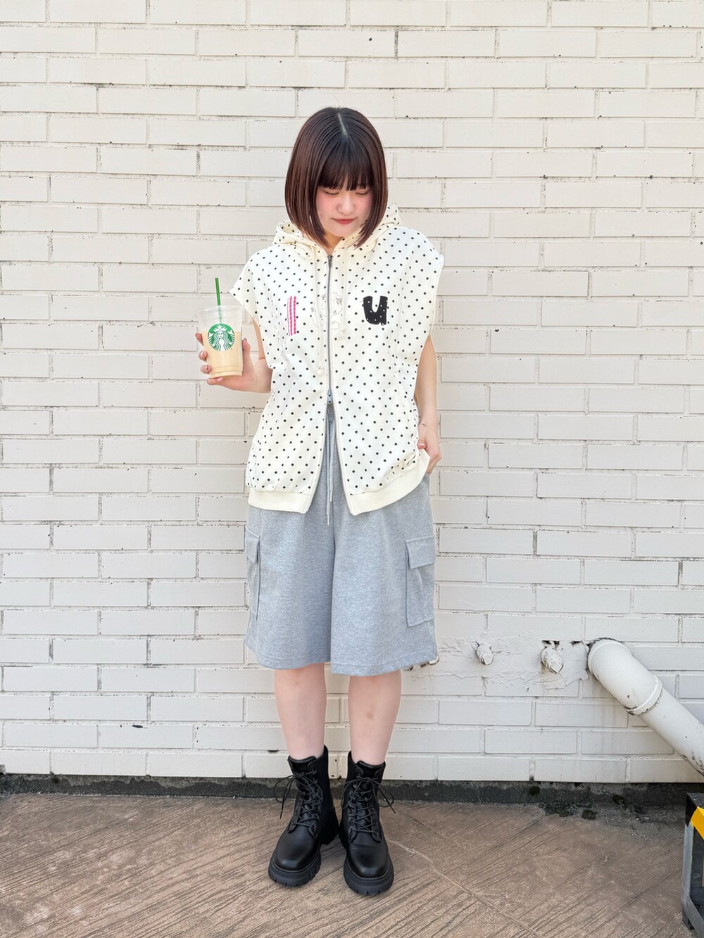ホワイト系のパーカー、グレー系のその他パンツ、ブラック系のその他シューズを着用したレディースの春コーディネートの2枚目の写真