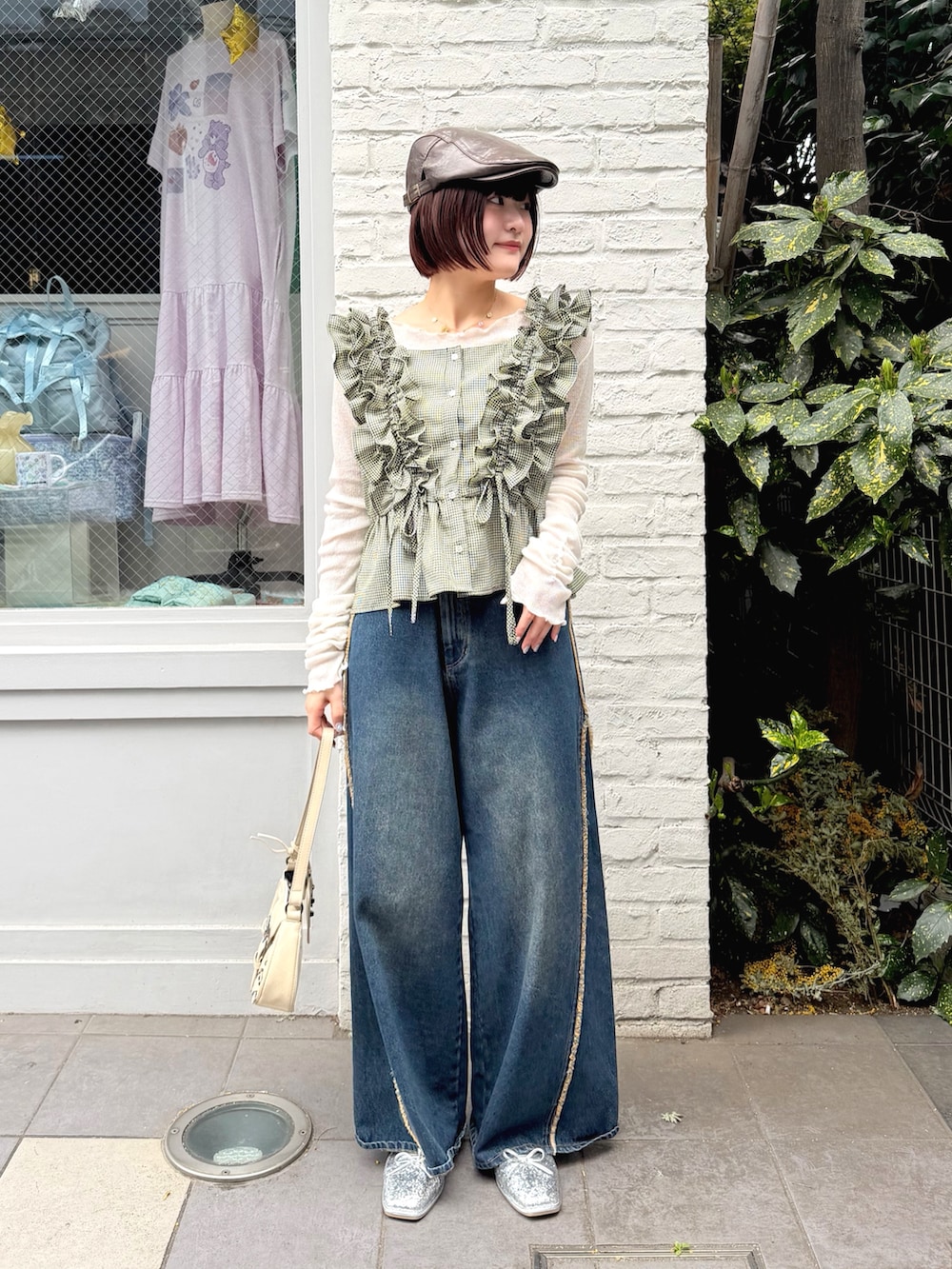 グリーン系のシャツ/ブラウス、ホワイト系のTシャツ/カットソー、ブルー系のデニムパンツを着用したレディースの春コーディネートの2枚目の写真