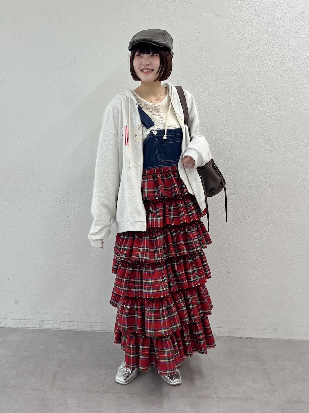 ホワイト系のパーカー、ホワイト系のTシャツ/カットソー、ホワイト系のジャンパースカートを着用したレディースの春コーディネートの4枚目の写真