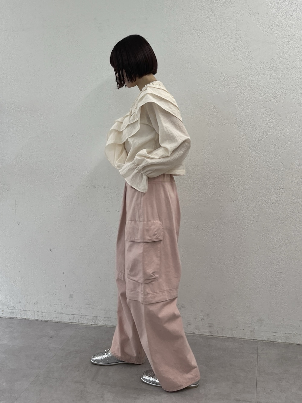 ホワイト系のシャツ/ブラウス、ピンク系のその他パンツ、シルバー系のその他シューズを着用したレディースの春コーディネートの2枚目の写真
