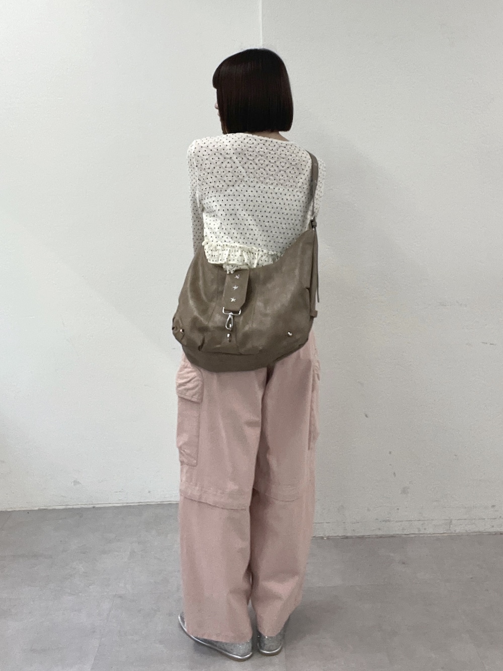 ホワイト系のTシャツ/カットソー、ピンク系のその他パンツ、シルバー系のその他シューズを着用したレディースの春コーディネートの2枚目の写真