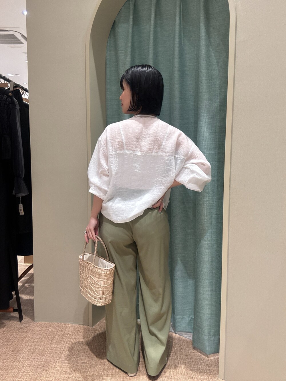「Jena espace merveilleuxの【軽量！】ノーカラーシアーブルゾン（ブルゾン、ホワイト系）」を使った、さらさん（骨格ウェーブ・レディース・152cm）の夏コーディネートの2枚目の写真