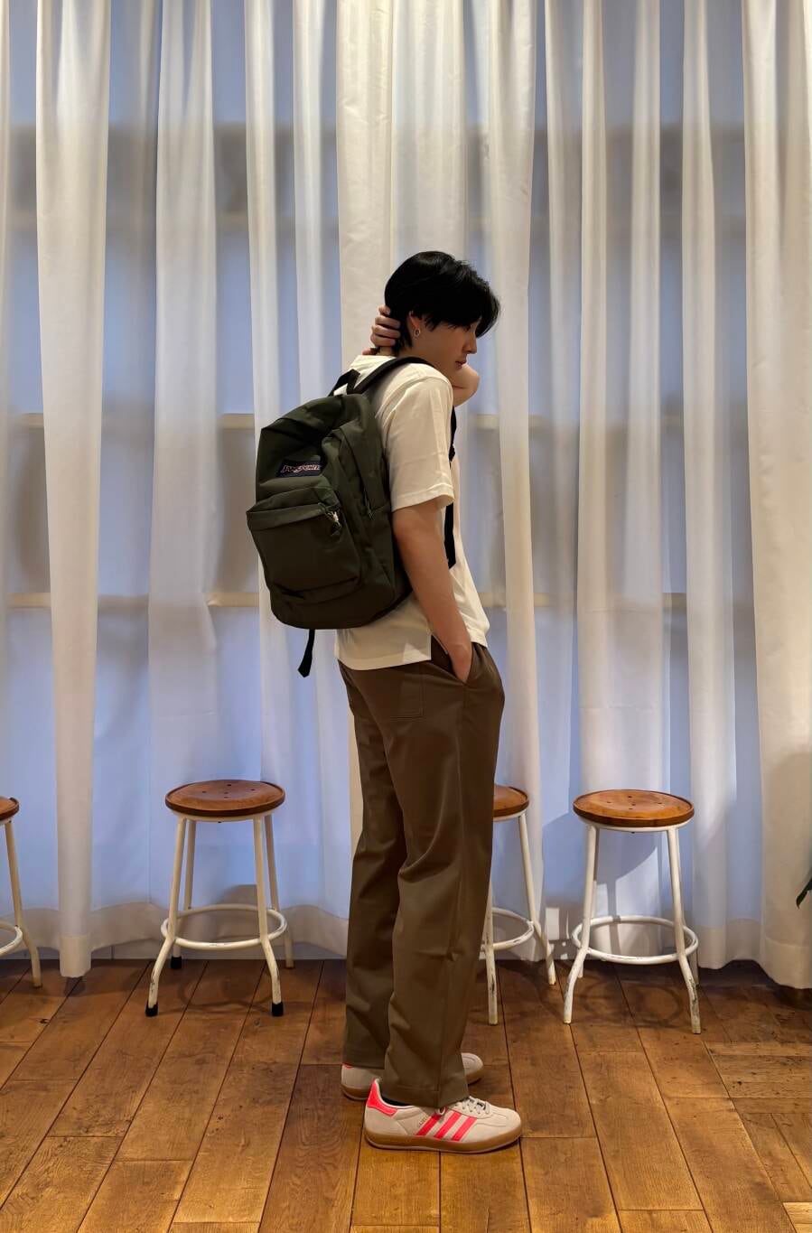 ベージュ系のその他パンツ、ベージュ系のスニーカー、グリーン系のバックパック/リュックを着用したメンズの夏コーディネートの2枚目の写真