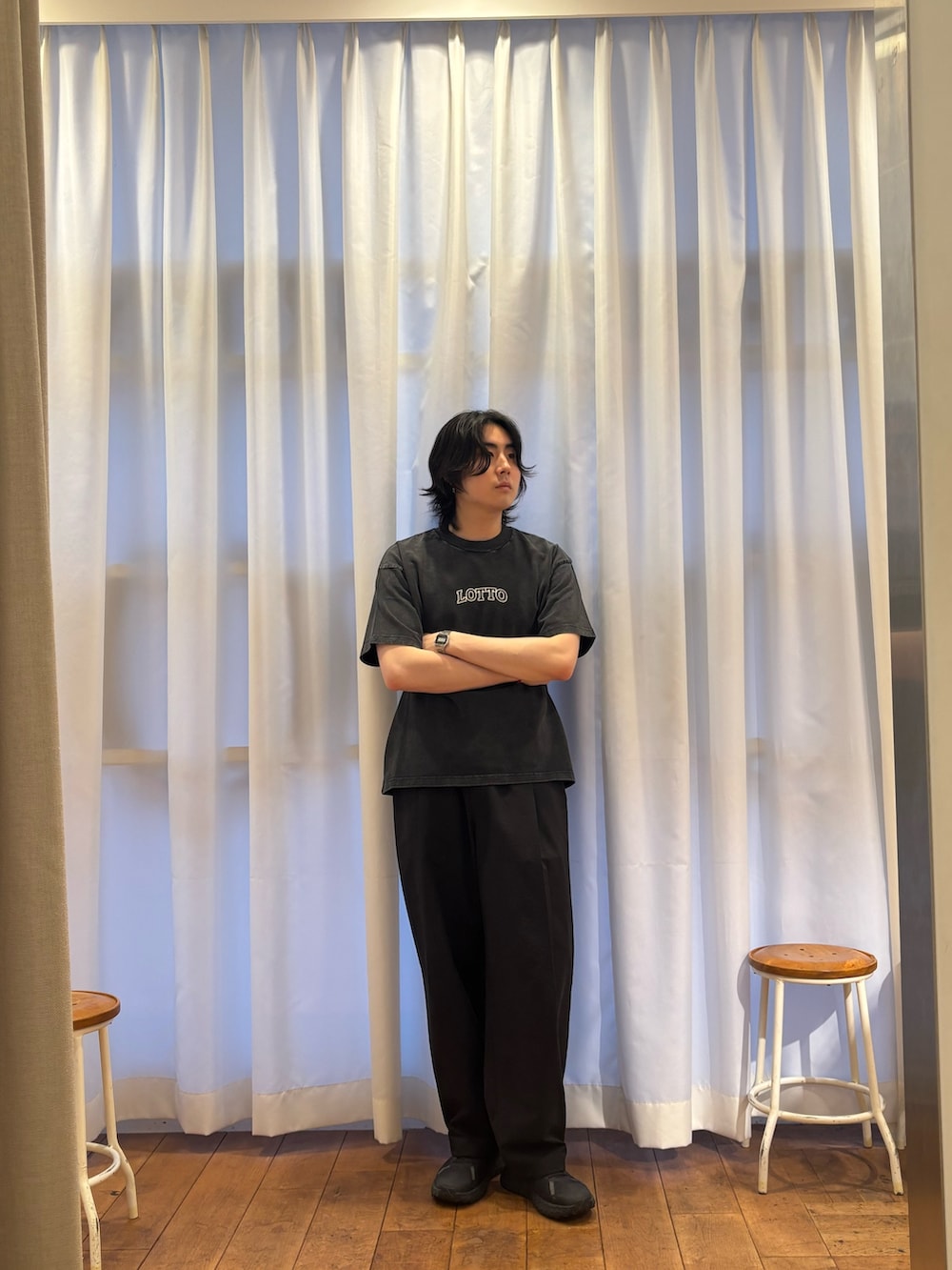 ブラック系のTシャツ/カットソー、ブラック系のその他パンツを着用したメンズの夏コーディネートの3枚目の写真