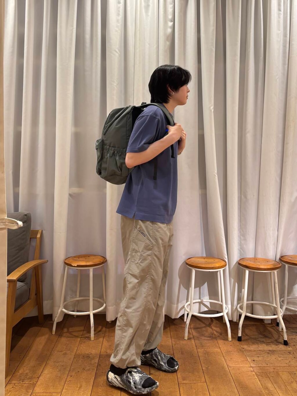 「スポーツミックス、アーバンリサーチドアーズ、休日スタイル、サンダルコーデ、旅行コーデ、サンダル×ソックス、ここでしか手に入らない別注アイテム、初夏のお出掛けコーデ」｜「BURLAP OUTFITTERの『別注』BURLAP OUTFITTER×DOORS　Supplex Nylon Pants（その他パンツ、ベージュ系）」を使った、minsoo628さん（メンズ・176cm）の春コーディネートの4枚目の写真