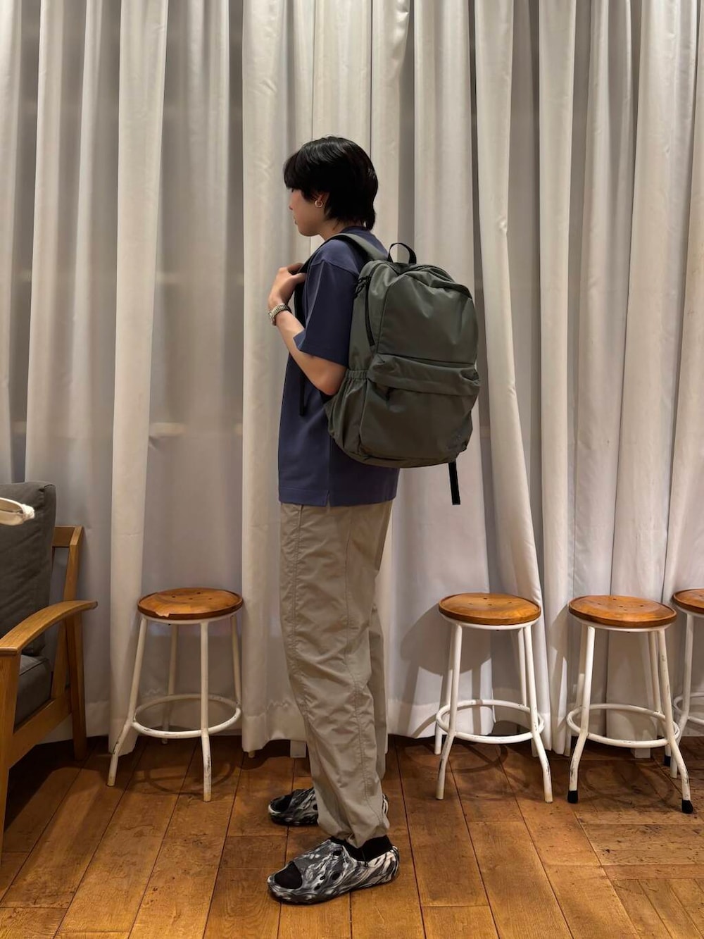 「スポーツミックス、アーバンリサーチドアーズ、休日スタイル、サンダルコーデ、旅行コーデ、サンダル×ソックス、ここでしか手に入らない別注アイテム、初夏のお出掛けコーデ」｜「BURLAP OUTFITTERの『別注』BURLAP OUTFITTER×DOORS　Supplex Nylon Pants（その他パンツ、ベージュ系）」を使った、minsoo628さん（メンズ・176cm）の春コーディネートの2枚目の写真