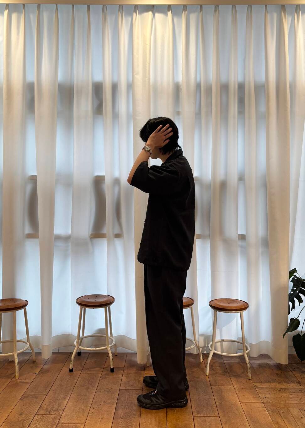 ホワイト系のTシャツ/カットソー、グレー系のその他パンツ、グレー系のシャツ/ブラウスを着用したメンズの夏コーディネートの2枚目の写真