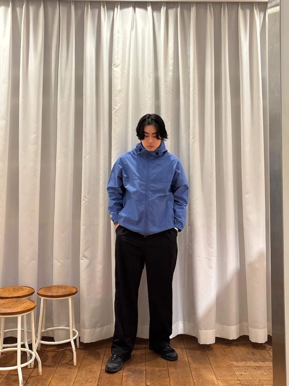 ブルー系のナイロンジャケット、ブラック系のその他パンツを着用したメンズの春コーディネートの2枚目の写真