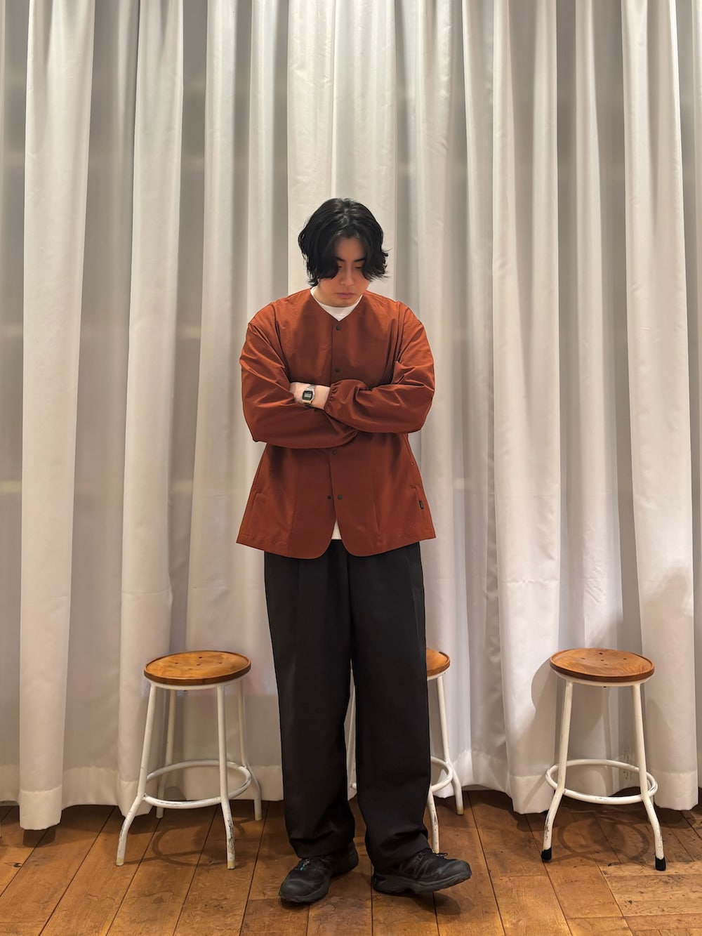 ブラック系のその他パンツ、オレンジ系のカーディガン/ボレロ、ホワイト系のTシャツ/カットソーを着用したメンズの春コーディネートの3枚目の写真